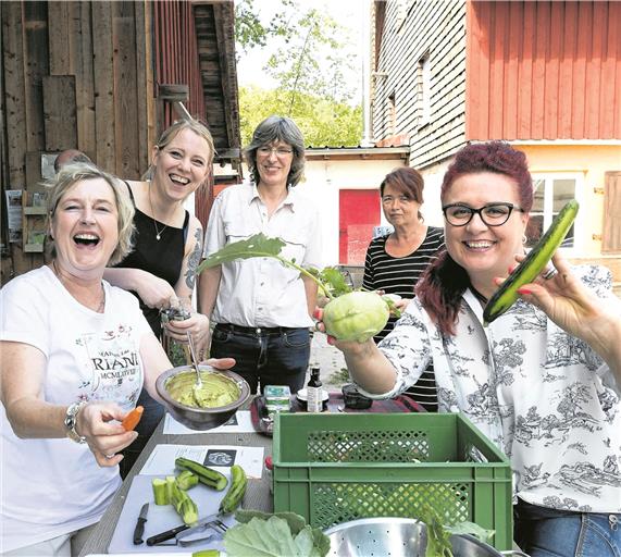 Die Teilnehmerinnen und der Teilnehmer (rechtes Bild) sind den Ernährungsworkshop richtig gut gelaunt angegangen. Auf dem Wacholderhof konnten sie sich auch in der Praxis üben. Fotos: J. Fiedler