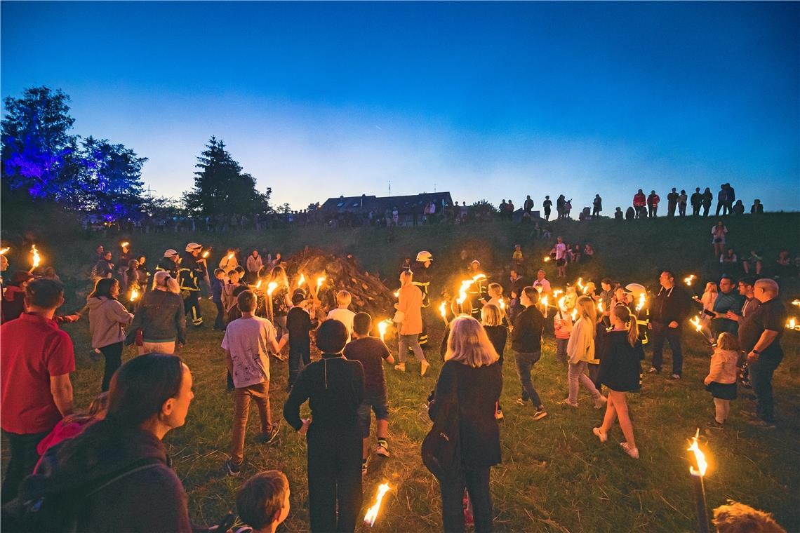 Wiesafeschd in Allmersbach: Gefeiert wird bis weit nach Mitternacht Die Teilnehmerinnen und Teilnehmer des Fackelzugs durften am Freitagabend das Sonnwendfeuer entzünden. Fotos: Alexander Becher