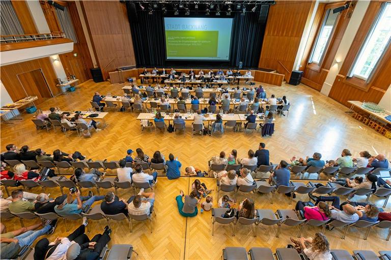 Die teils jungen Zuhörer müssen lange ausharren oder bleiben nicht bis zur Entscheidung: Zweieinhalb Stunden diskutieren die Gemeinderäte im Bürgerhaus mit der Stadtverwaltung über die Erhöhung der Gebühren.  Fotos: Alexander Becher