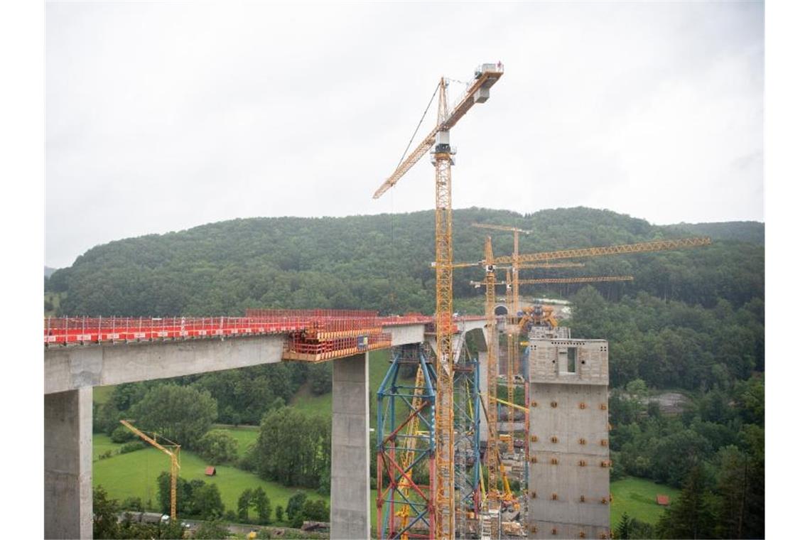 Bahn will bei Filstalbrücke im Zeitplan bleiben Die teilweise fertiggestellte Filstalbrücke. Foto: Sebastian Gollnow/dpa