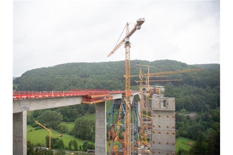 Die teilweise fertiggestellte Filstalbrücke. Foto: Sebastian Gollnow/dpa
