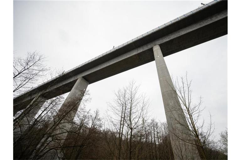 Die Teißtal-Brücke auf der ICE-Strecke zwischen Frankfurt und Köln. Foto: Andreas Arnold/dpa