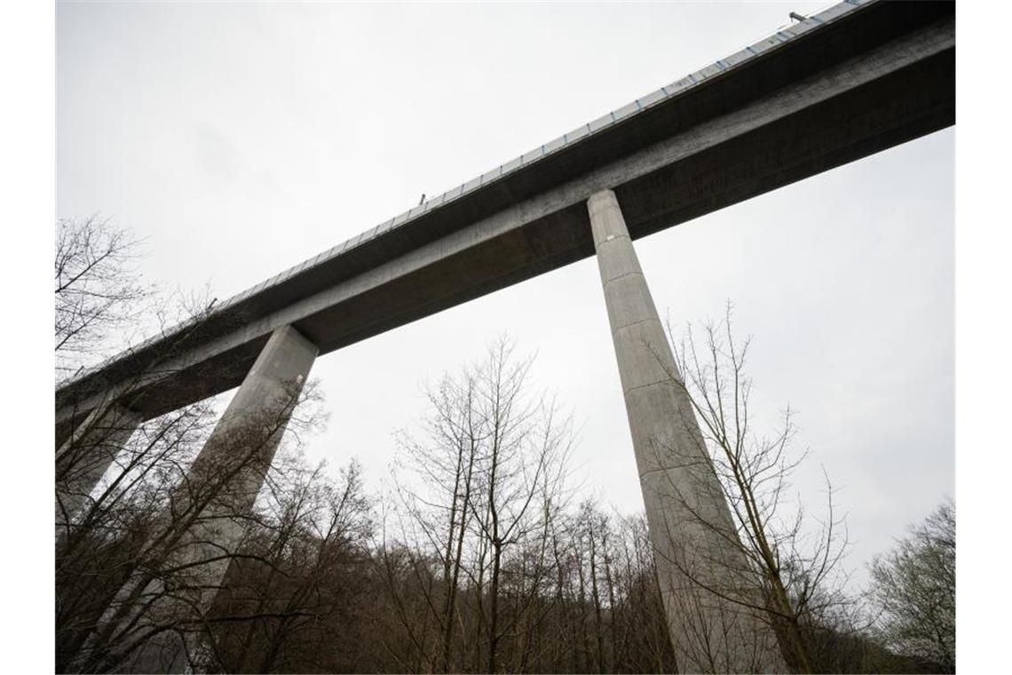 Schienen an ICE-Schnellfahrstrecke gelöst Die Teißtal-Brücke mit der ICE-Strecke überspannt das Tal. Unweit der Brücke wurden auf einer Länge von 80 Metern Schienenschrauben entfernt. Foto: Andreas Arnold/dpa