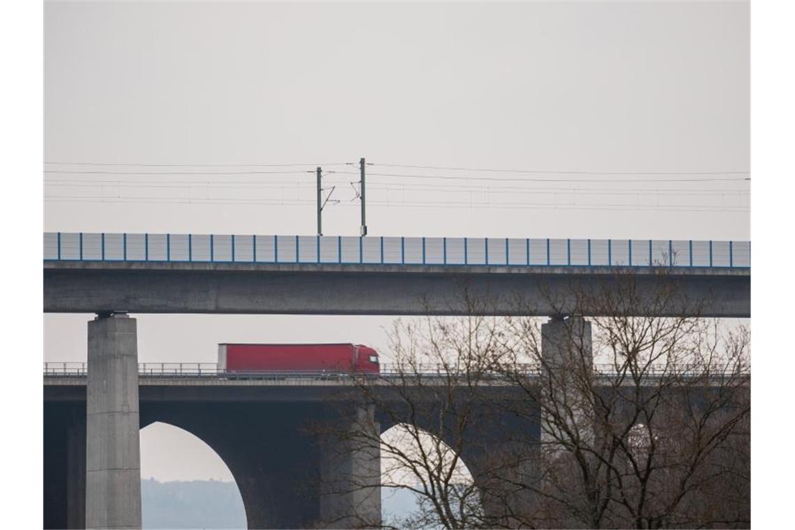 Die Teißtal-Brücke mit der ICE-Strecke (vorne) zwischen Frankfurt und Köln. Foto: Andreas Arnold/dpa