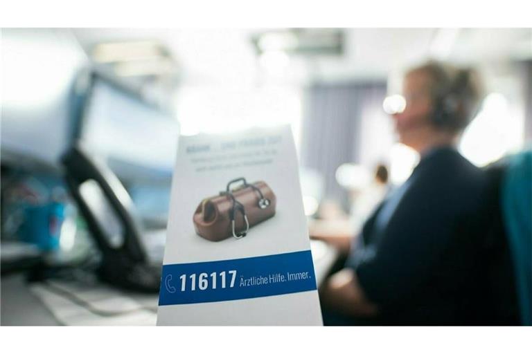 Die Telefonzentralen der Kassenärztlichen Vereinigungen, zu erreichen unter 116 117, sollen in Zukunft mehr Termine vergeben.
