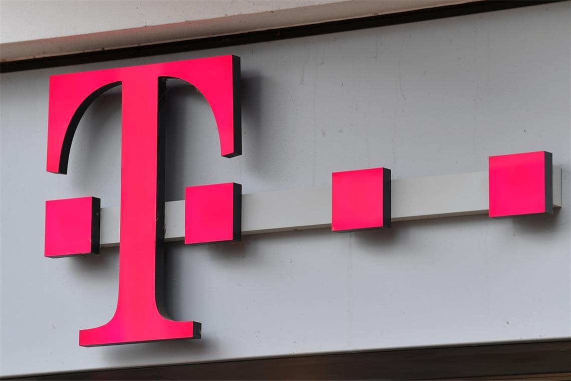 Warum fällt die Telekom-Aktie? - Gründe für den Kursrutsch Die Telekom-Aktie verliert deutlich an Wert. Grund sind Sorgen um die US-Tochter T-Mobile nach einem Frequenzdeal von SpaceX. Alle Infos zum Kursrutsch.