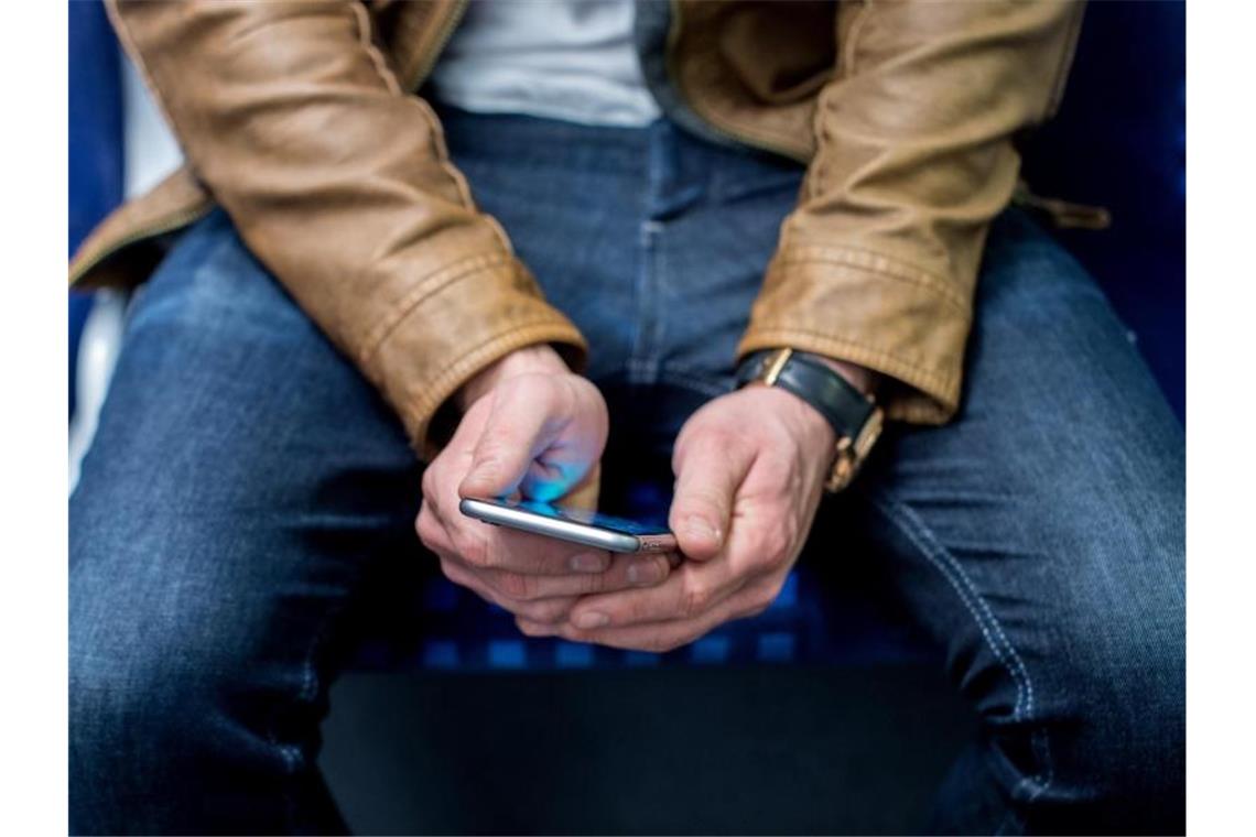 Lückenloses Mobilfunknetz entlang aller Bahnstrecken Die Telekom will ihr Mobilfunknetz an den Schienenstrecken der Deutschen Bahn schnellstmöglich ausbauen. Die Bahn wiederum will in noch stärkerem Maße Flächen und Glasfaserinfrastruktur entlang der Schienen zur Verfügung stellen. Foto: picture alliance / Hauke-Christian Dittrich/dpa