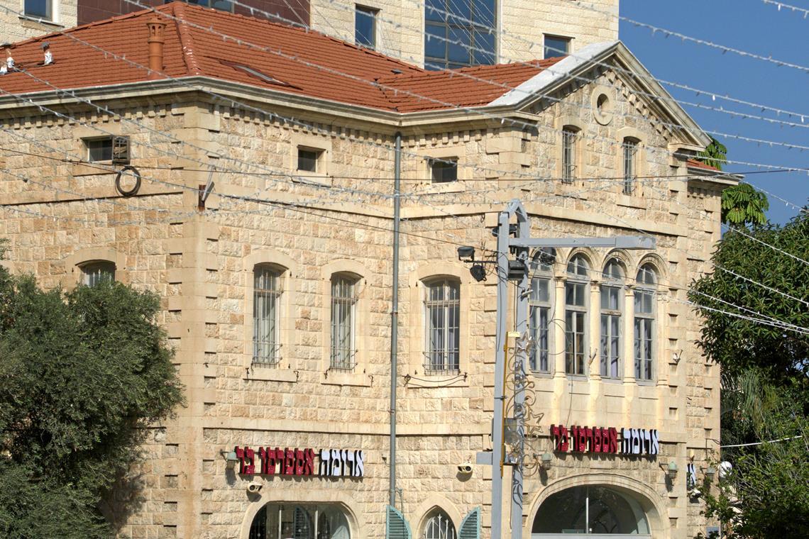 Die Templerhäuser in Haifa fallen durch ihre besonderen roten Giebeldächer auf. In dieses hat sich die israelische Cafékette „Aroma“ eingemietet. Fotos: Valentin Suckut