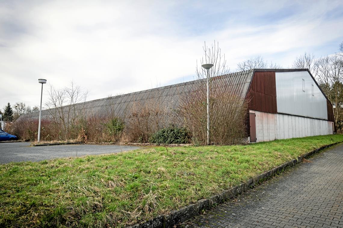 Schulsport-Asyl in der Tennishalle Die Tennishalle in Oppenweiler stand lange leer. Nun wird sie auf Vordermann gebracht, damit sie als Ausweichquartier dienen kann. Eine Win-win-Situation für alle. Foto: A. Becher