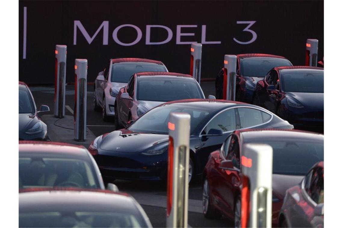 Niedersachsens Wirtschaftsminister hofft auf Tesla-Fabrik Die Tesla-Fahrzeuge Model 3 könnten bald schon in Deutschland produziert werden. Foto: Andrej Sokolow/Archiv