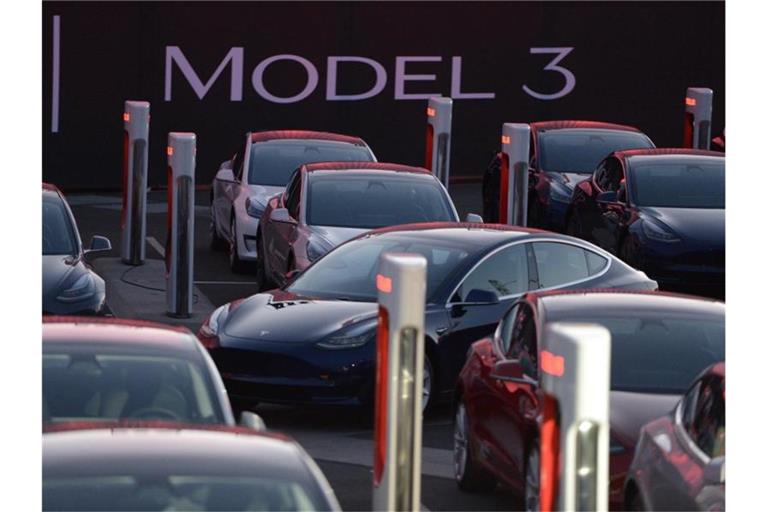 Die Tesla-Fahrzeuge Model 3 könnten bald schon in Deutschland produziert werden. Foto: Andrej Sokolow/Archiv