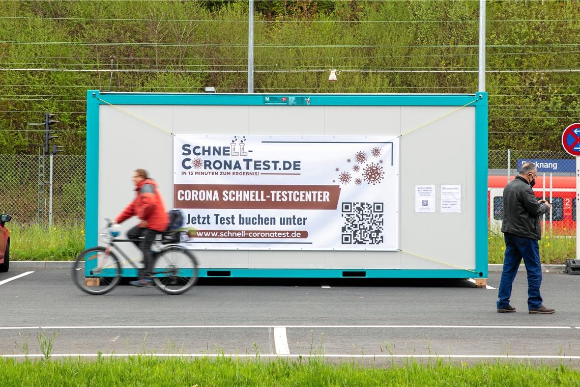 Die Testkapazitäten in Backnang werden ausgeweitet: Ein neues Testzentrum steht seit dieser Woche am Backnanger Bahnhof. Foto: A. Becher