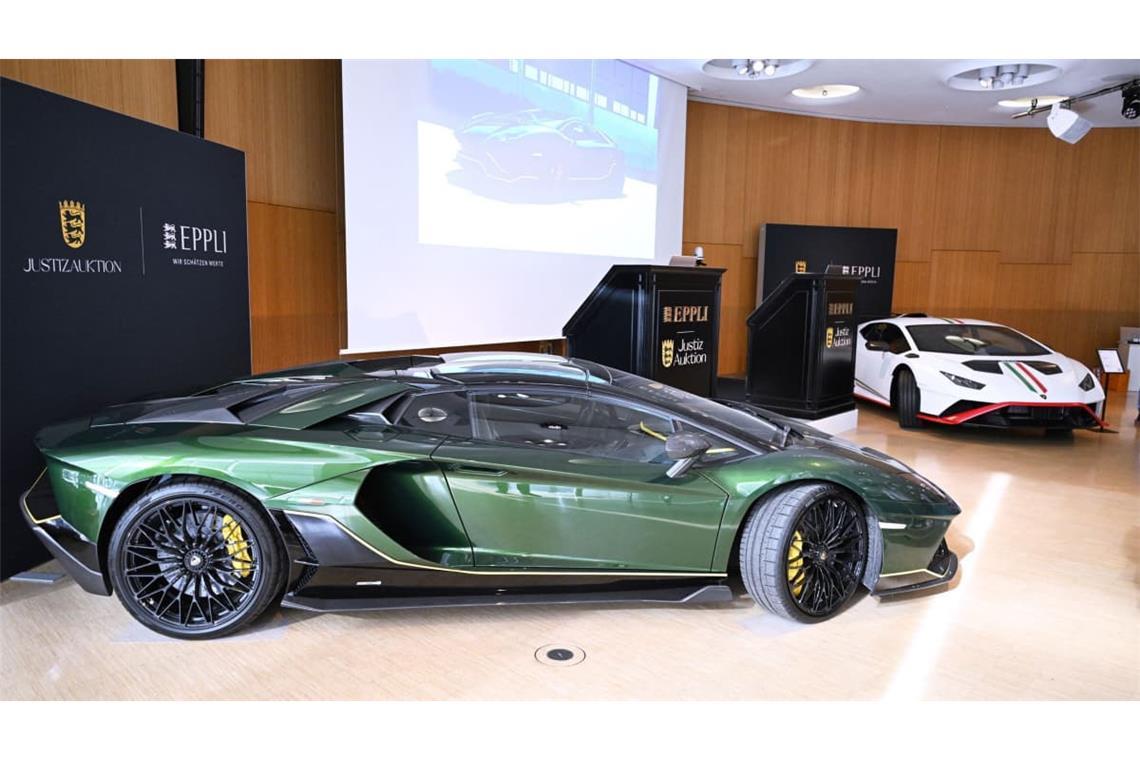Die teuersten Stücke der Justizauktion: zwei Lamborghini; der grüne vorne ging für über 700.000 Euro unter den Hammer. Foto: Bernd Weißbrod/dpa +++ dpa-Bildfunk +++