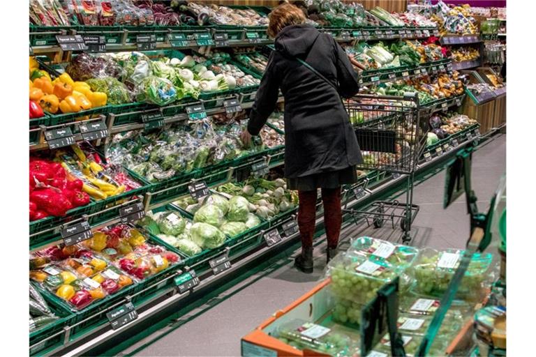 Die Teuerung bei frischen Lebensmitteln blieb im Juni hoch. Foto: Jens Büttner/zb/dpa