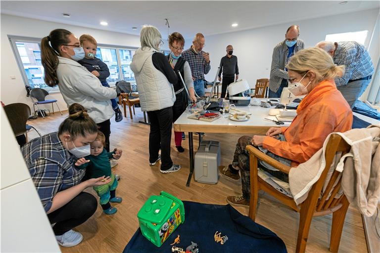 Die Textil- und Werkstattgruppe bezieht 80 ausrangierte Stühle der Stiftskirchengemeinde mit Stoff, den eine Mitbewohnerin vom Verein Klimaschutz Weissach besorgt hat, und alle helfen mit. Und auch die Kleinsten springen umher und genießen das Miteinander. Foto: A. Becher