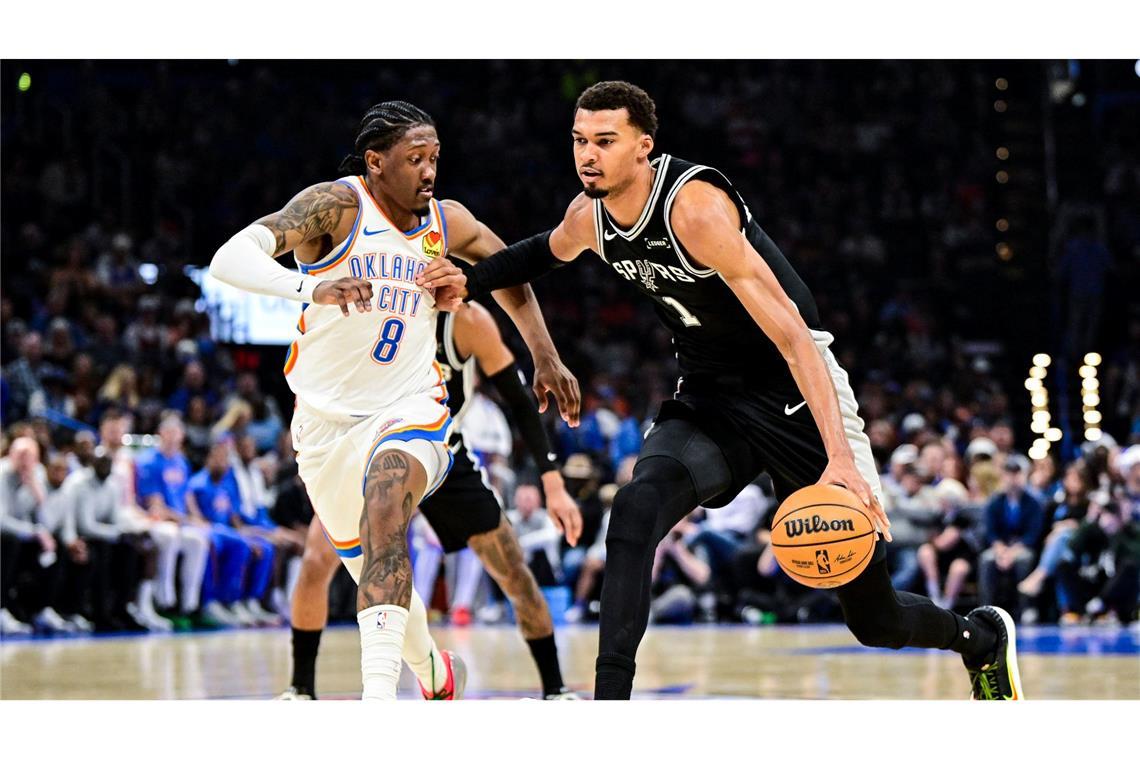 Die Thunder fanden gegen Spurs-Star Victor Wembanyama (r) selten ein defensives Mittel.