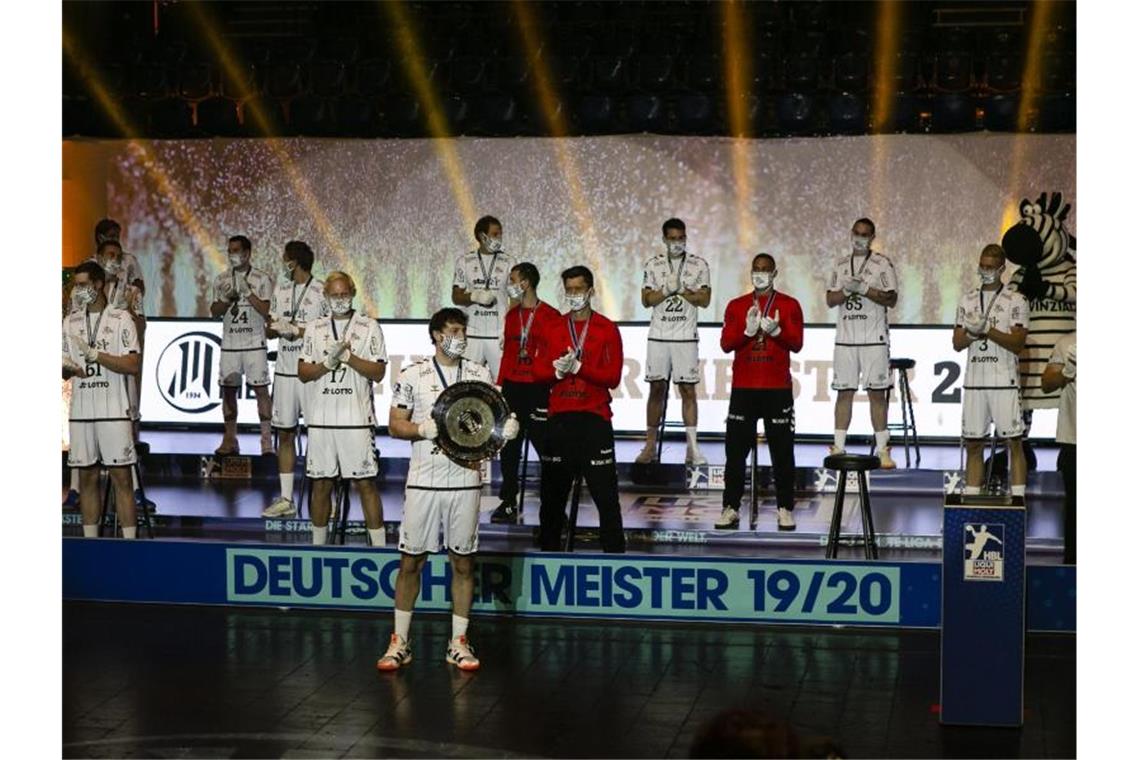 THW Kiel feiert zurückhaltend die Rückkehr der Meisterschale Die THW-Spieler erhielten in Kiel die Meisterschale. Foto: Frank Molter/dpa