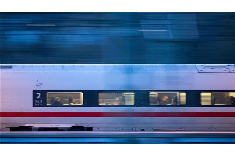 Die Ticketpreise bei der Bahn bleiben nach dem Fahrplanwechsel Mitte Dezember überraschend stabil. (Archivbild)