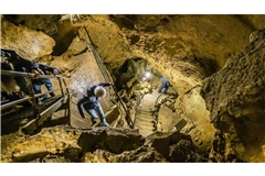 Die Tiefenhöhle Laichingen auf der Schwäbische Alb: Auf verschlungenen Wegen geht es 55 Meter ins Erdinnere, vorbei an  beeindruckenden Felsformationen.