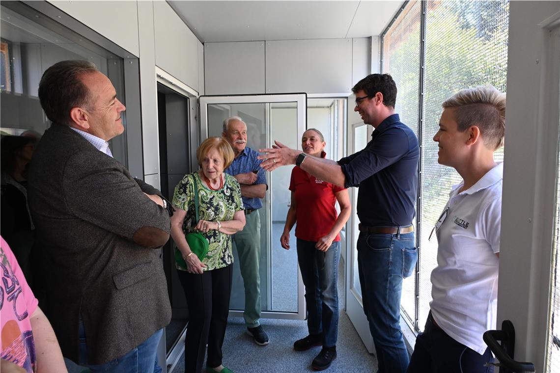 Neue Räume für das Tierheim Die Tierheimleiterin Marion Bentrup (rotes Shirt), Architektin Stefanie Einhorn (rechts), der Erste Bürgermeister der Stadt Backnang Stefan Setzer (links) und Ralf Nentwich, Landtagsabgeordneter der Grünen (Zweiter von rechts), begingen gemeinsam mit der interessierten Öffentlichkeit die neuen Räume des Tierheims. Foto: Elisabeth Klaper