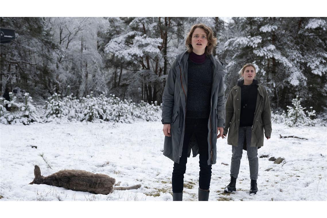 Die Wahrheit in den Familien Die Tierschutzaktivistinnen Sarah (Raika Nicolai, l.) und Nele (Lorella Lubsch) entdecken im Wald ein totes Reh.