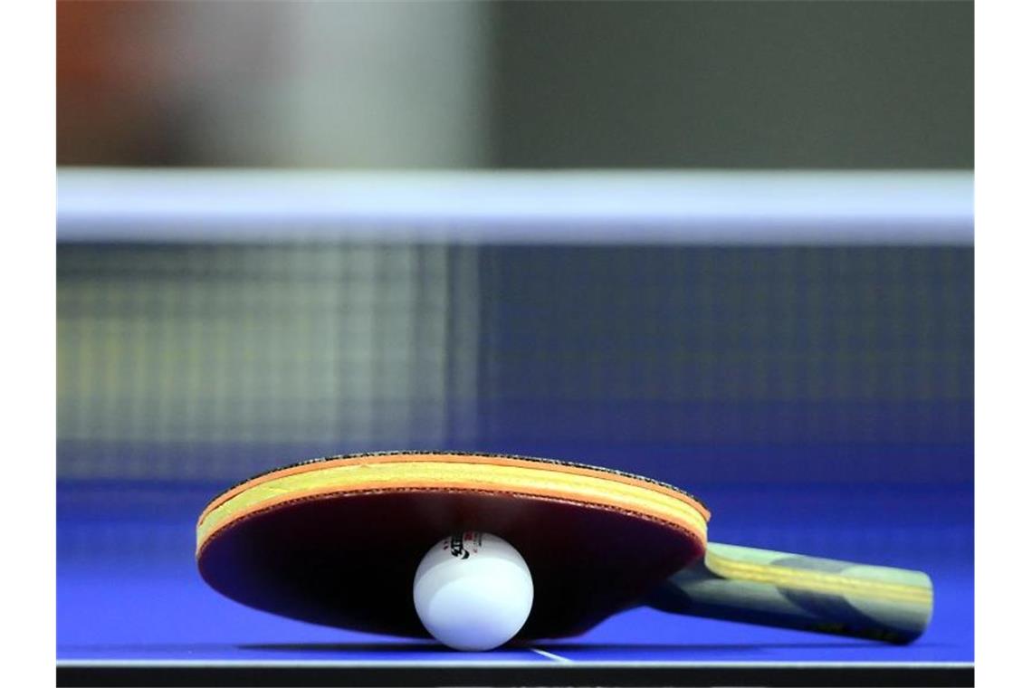 Corona bedroht den Sport: Was kann noch wie stattfinden? Die Tischtennis-Bundesliga der Männer hat die Playoff-Spiele um die deutsche Meisterschaft vorerst ausgesetzt. Foto: Britta Pedersen/dpa-Zentralbild/dpa