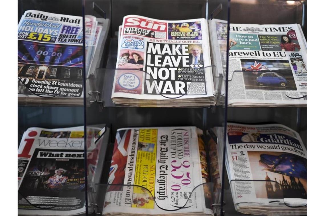 Nach britischem EU-Austritt warten harte Verhandlungen Die Titelseiten britischer Zeitungen thematisieren - natürlich - den Brexit. Foto: Alberto Pezzali/AP/dpa
