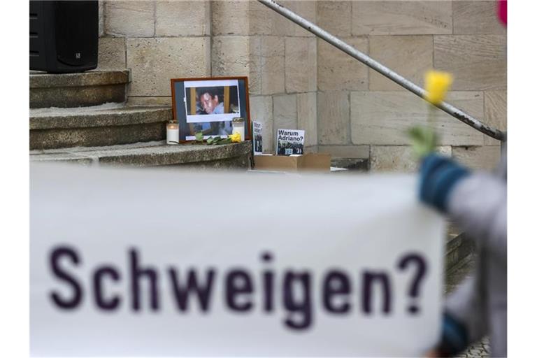 Die Todesumstände von Oury Jalloh gelten auch nach zwei Landgerichtsprozessen als nicht aufgeklärt. Foto: Jan Woitas/dpa