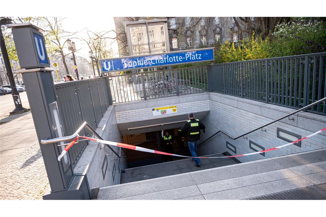 Polizeischüsse nach tödlicher Messerattacke in U-Bahnhof Die tödliche Messerattacke ereignete sich im Berliner U-Bahnhof Sophie-Charlotte-Platz.