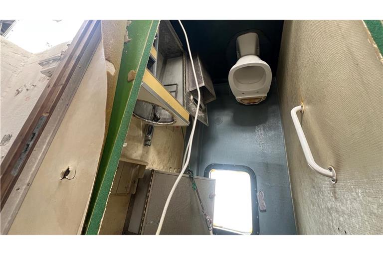 Die Toilette steht Kopf im Aufbau des ehemaligen Lotsenboots, das vor Sylt angespült worden ist.