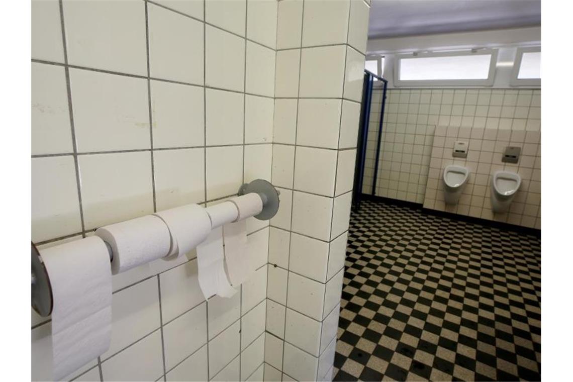 42,8 Milliarden Euro Sanierungsstau an Schulen Die Toilette verstopft, das Urinal überlaufen, der Klorollenhalter leer - ganz normale Zustände auf Schultoiletten bundesweit. Foto: Roland Weihrauch