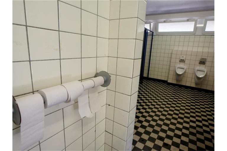 Die Toilette verstopft, das Urinal überlaufen, der Klorollenhalter leer - ganz normale Zustände auf Schultoiletten bundesweit. Foto: Roland Weihrauch