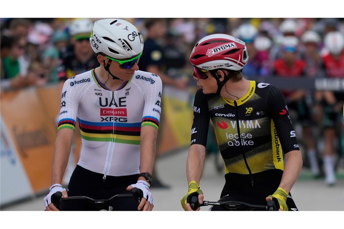 Philipsen-Sprint ins Gelbe Trikot - Mäßiger Red-Bull-Auftakt Die Top-Stars und Konkurrenten Tadej Pogacar (L) und Jonas Vingegaard unterhalten sich vor dem Start der 112. Tour de France.