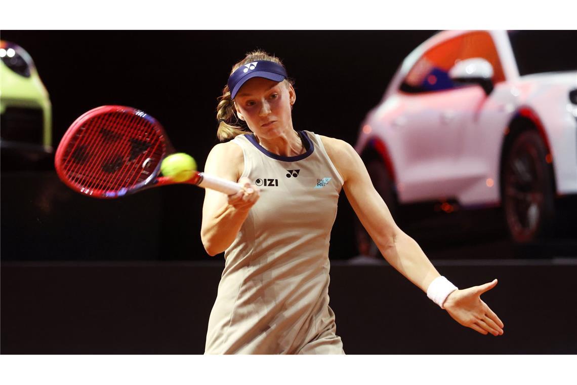 Die topgesetzte Kasachin Elena Rybakina liefert sich im Viertelfinale ein nervenaufreibendes Match gegen ihre Kontrahentin Leylah Fernandez aus Kanada. Nach fast drei Stunden besiegt Rybakina Fernandez in drei Sätzen knapp mit 7:6, 6:4 und 7:6. Dabei wehrt die 26-jährige Kasachin zwei Matchbälle ab, kommt aber trotz des Satzrückstandes noch einmal zurück. Dieses Spiel ebnet ihr später den Weg ins Finale.