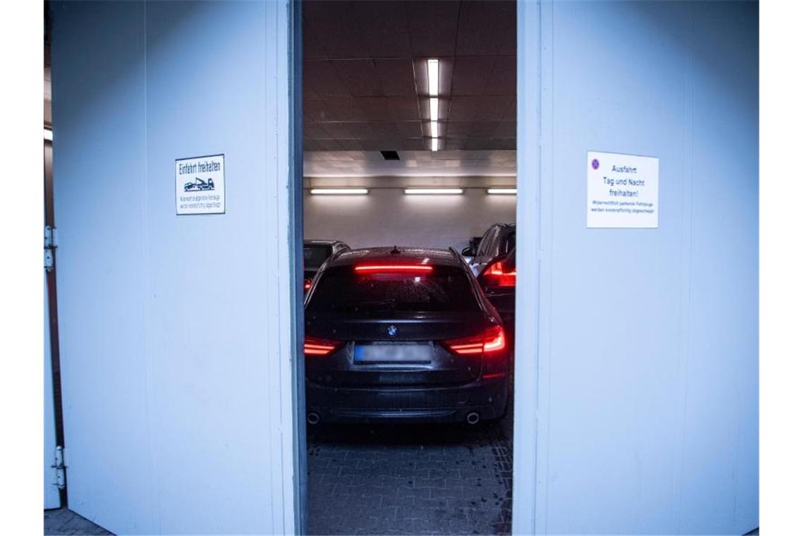 Zäher Prozessstart im Mordfall Walter Lübcke Die Tore der Sicherheitsschleuse am Landgericht schließen sich hinter den Fahrzeugen, mit denen die Angeklagten im Mordfall Lübcke ins Gerichtsgebäude gebracht worden sind. Foto: Boris Roessler/dpa