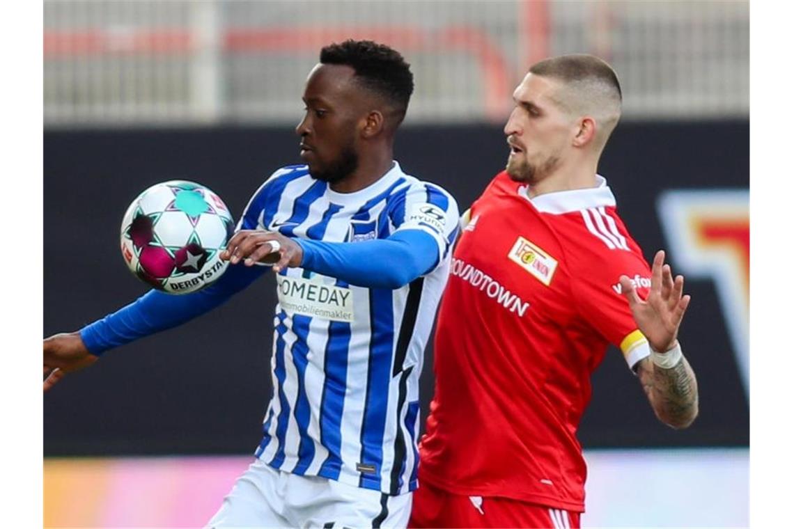 Hertha holt Punkt im Berliner Derby - Dardai sauer Die Torschützen Dodi Lukebakio (l) und Robert Andrich im Zweikampf. Foto: Andreas Gora/dpa POOL/dpa