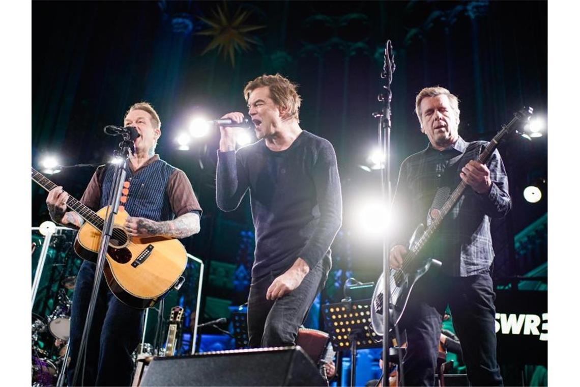 Campino träumt von „fetten Rockkonzerten“ Die „Toten Hosen“ mit Frontmann Campino (M). Foto: Uwe Anspach/dpa/Archiv