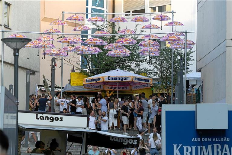 Die traditionellen Straßenfestschirme schützen auch in diesem Jahr wieder eher gegen Sonne als gegen Regen. Foto: Alexander Becher