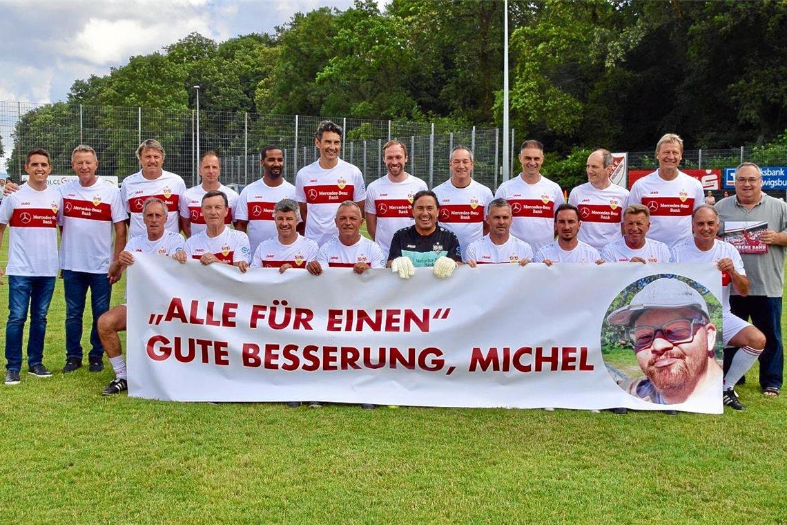 Die Traditionsmannschaft des VfB Stuttgart um Guido Buchwald, Hansi Müller und Cacau wünschte Michel auf einem Banner gute Besserung.