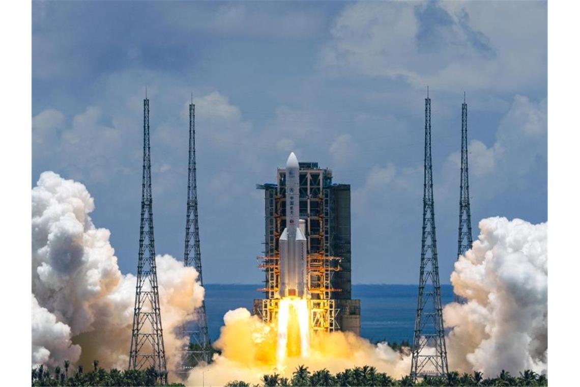 Gelingt China eine Landung auf dem Mars? Die Trägerrakete vom Typ „Langer Marsch 5“ hebt vom Raumfahrtbahnhof auf der südchinesischen Insel Hainan ab. Foto: Cai Yang/XinHua/dpa