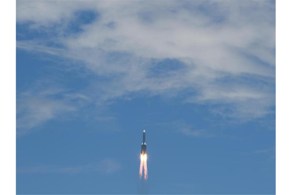 Gelingt China eine Landung auf dem Mars? Die Trägerrakete vom Typ „Langer Marsch 5“ hebt vom Raumfahrtbahnhof auf der südchinesischen Insel Hainan ab. Foto: Yang Guanyu/XinHua/dpa