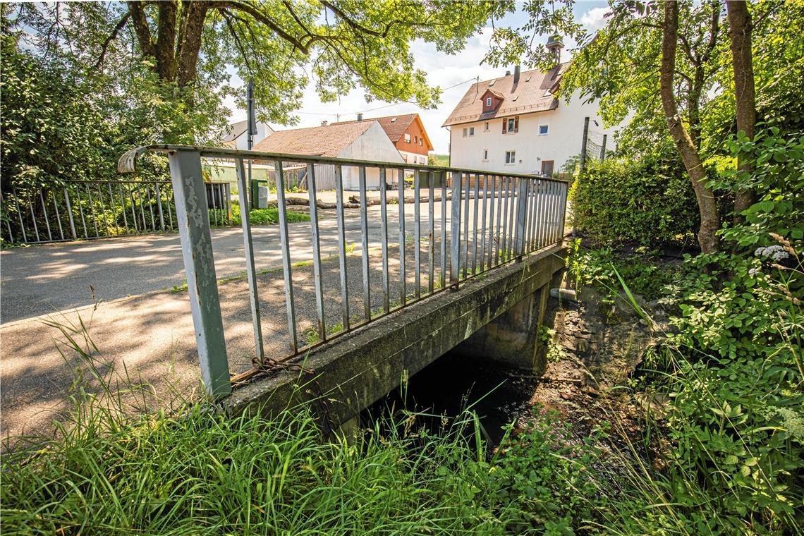 Die Tragfähigkeit der maroden Brücke über den Brucher Bach in Oberweissach soll im Zuge einer Sanierung erhöht werden. Foto: A. Becher