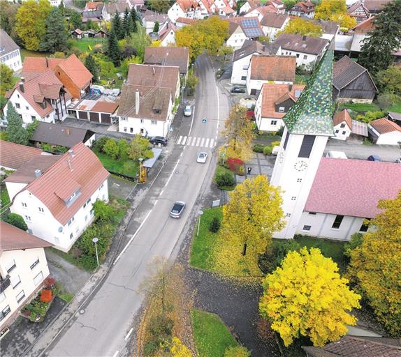 Die Trailhöfer Straße im Ortskern von Oberbrüden soll im Bereich der Einmündung der Mühlstraße (unten) bis zur Abzweigung Bürgerwaldstraße neu gestaltet werden. Gestritten wird nun darüber, ober der untere Bereich bis zum Zebrastreifen gepflastert werden soll oder nicht. Archivfoto: E. Layher