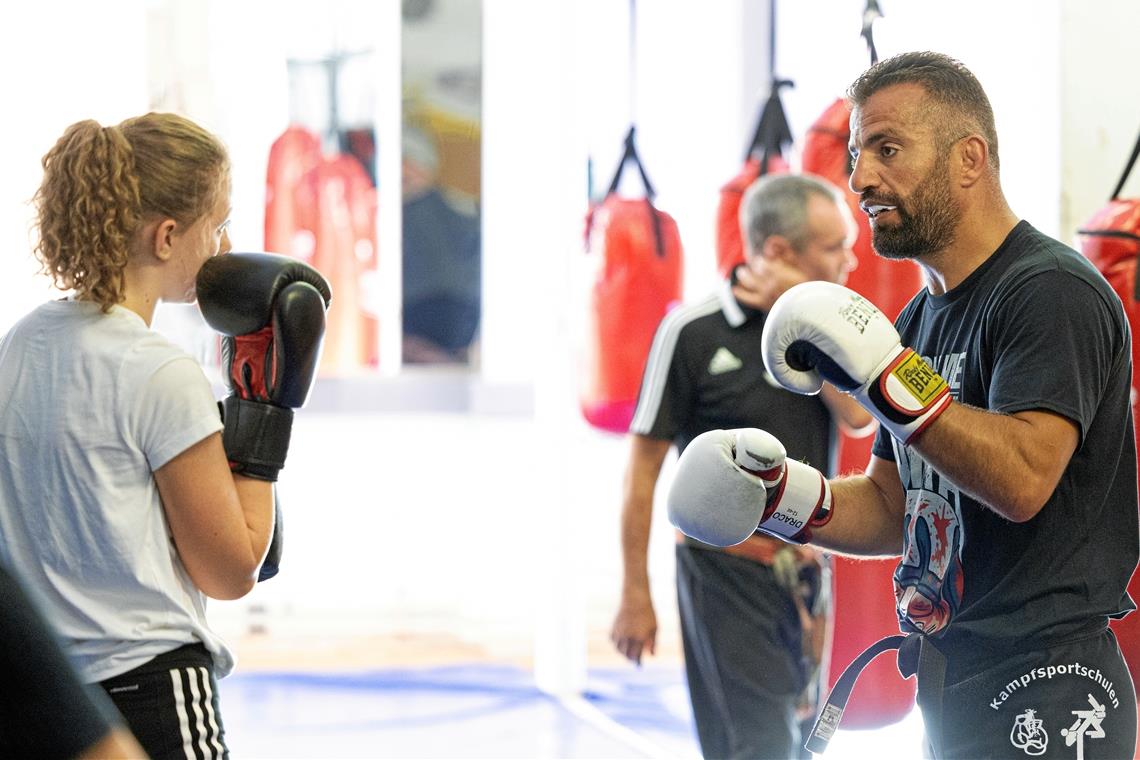 Kampfsportschule in Backnang: Mehr als nur Prügeln und Treten Die Trainer Ismail Akkilic (rechts) und Artur Allerborn (im Hintergrund) wollen unter anderen Selbstvertrauen vermitteln. Foto: Alexander Becher