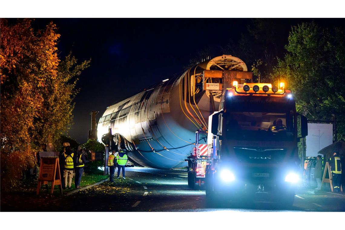 Bundeswehr-Airbus im Serengeti-Park angekommen Die Transportstrecke führte auf einer Länge von rund 1,8 Kilometern durch das Landschaftsschutzgebiet.