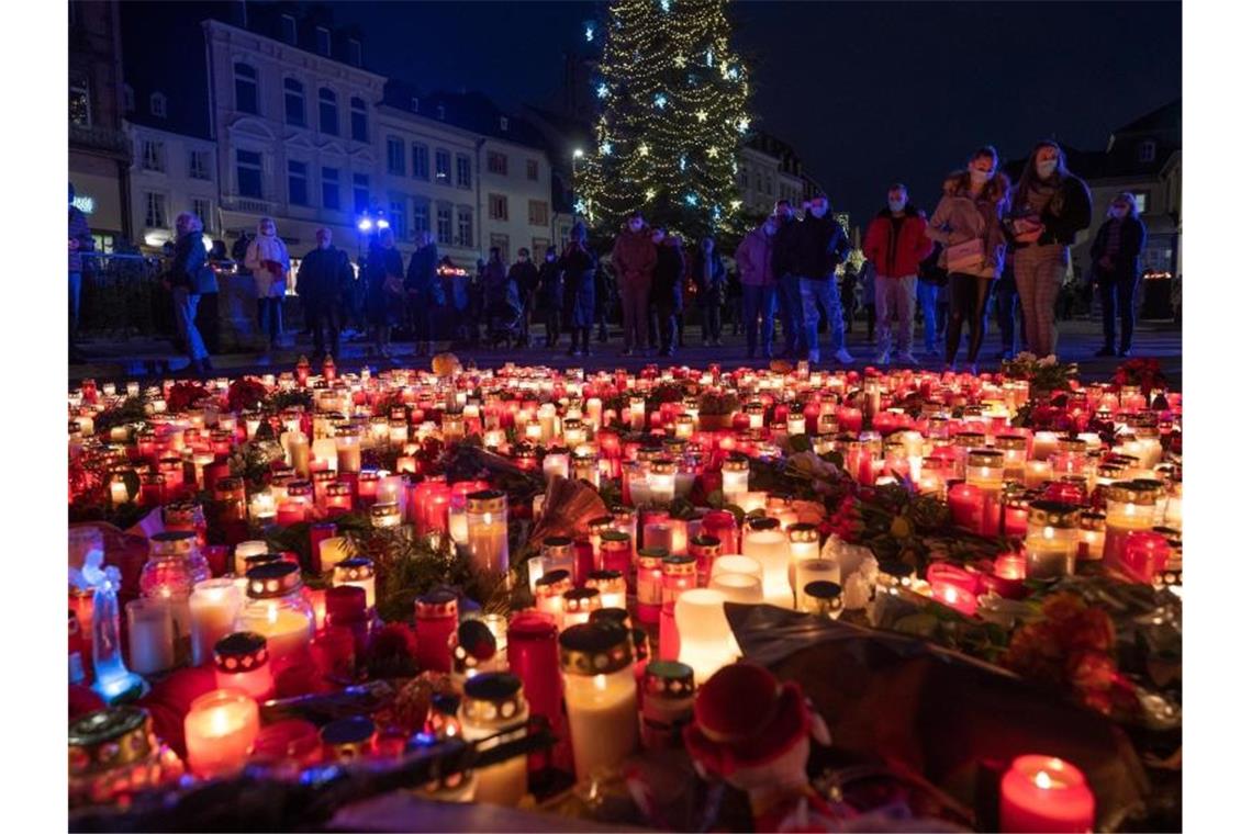 Die Trauer der Menschen in Trier ist groß. Foto: Harald Tittel/-/dpa