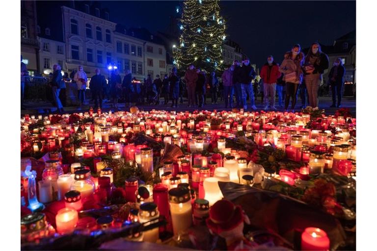 Die Trauer der Menschen in Trier ist groß. Foto: Harald Tittel/-/dpa