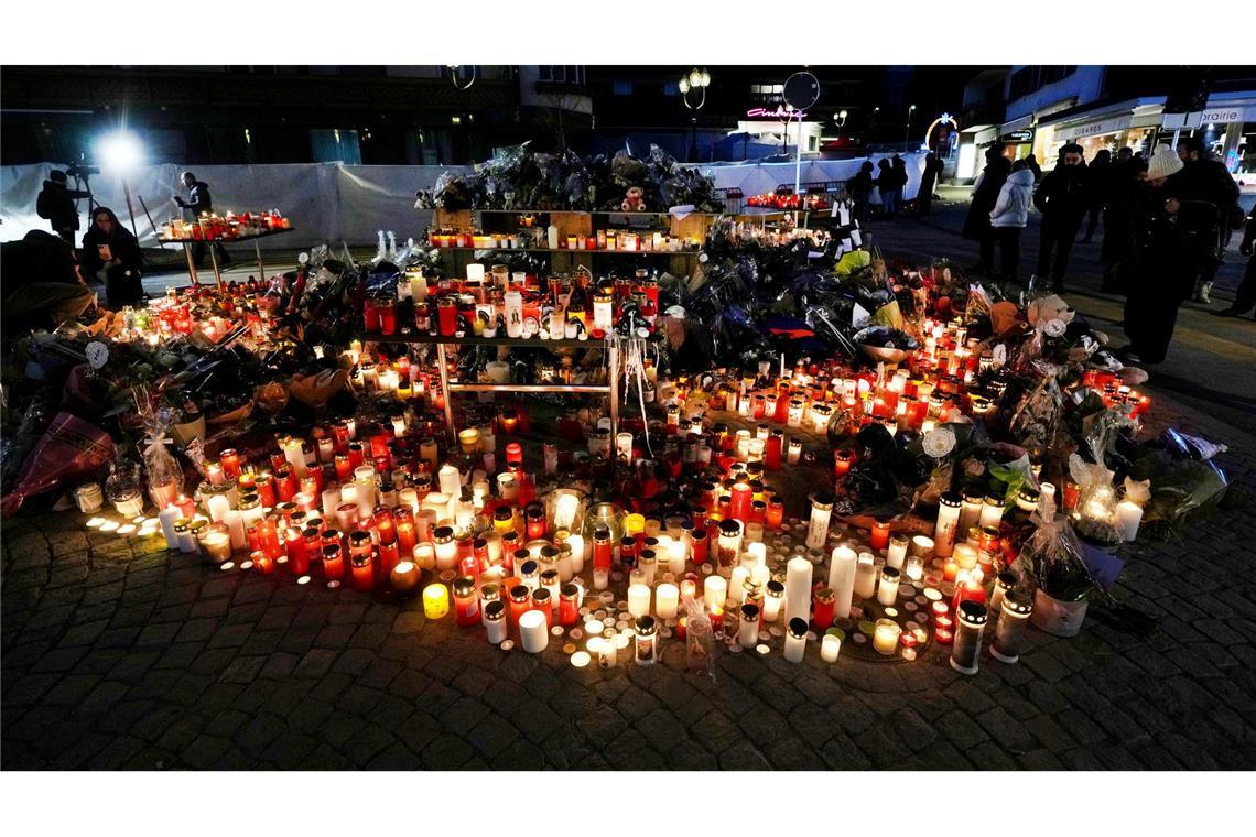 Die Trauer ist groß nach der Brandkatastrophe. (Archivbild)