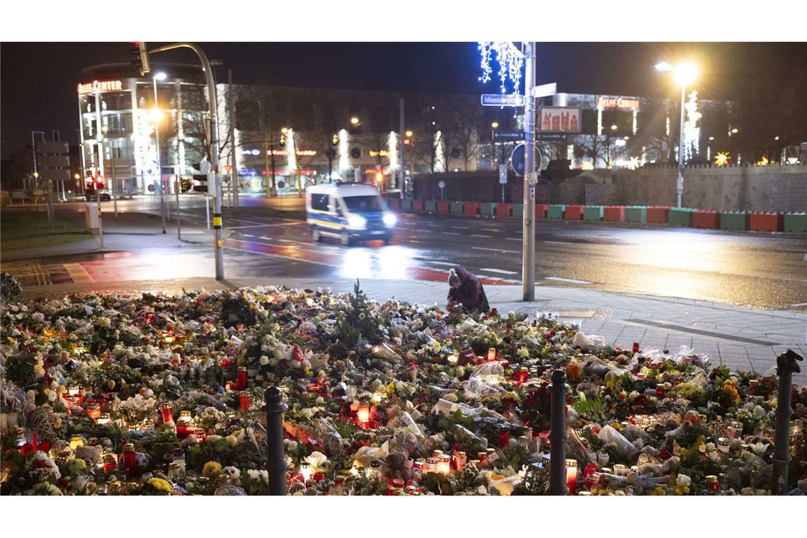 Tatverdächtiger muss in U-Haft – Suche nach Motiv im Fokus Die Trauer nach der Todesfahrt von Magdeburg ist groß.