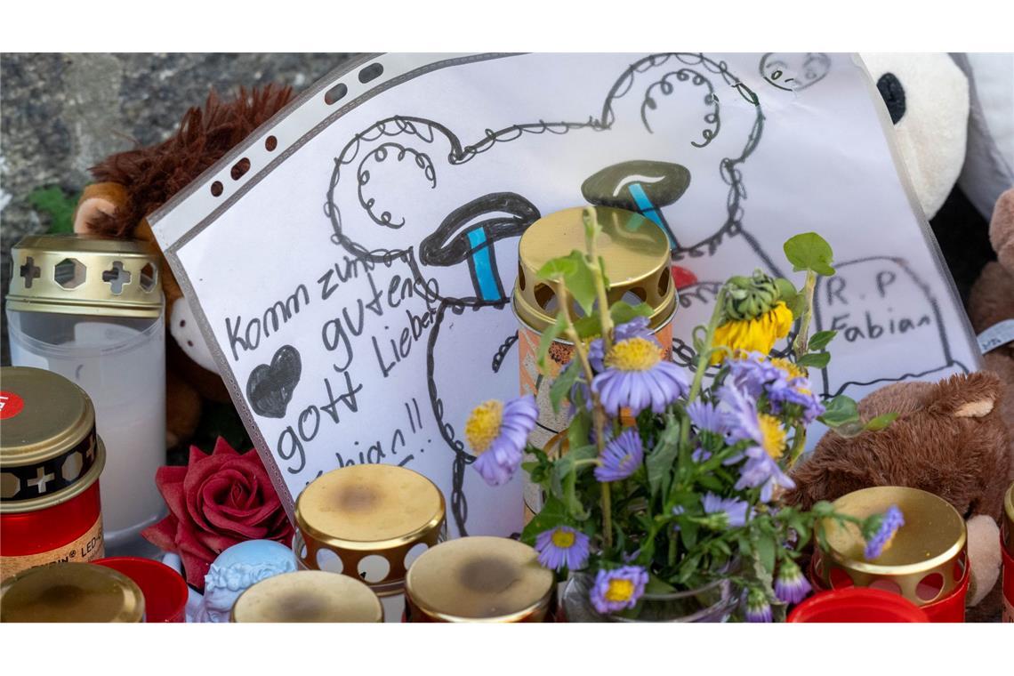Kein Verdächtiger im Fall Fabian: Druck auf Ermittler wächst Die Trauer um den achtjährigen Fabian ist groß in Güstrow.